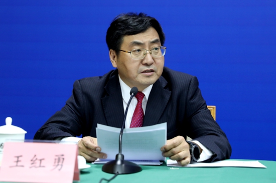 省十三届人大三次会议举行新闻发布会,介绍省十三届人大三次会议取得的成果和我省经济社会发展相关情况、2020年主要目标任务的落实举措等