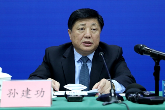 省十三届人大三次会议举行新闻发布会,介绍省十三届人大三次会议取得的成果和我省经济社会发展相关情况、2020年主要目标任务的落实举措等