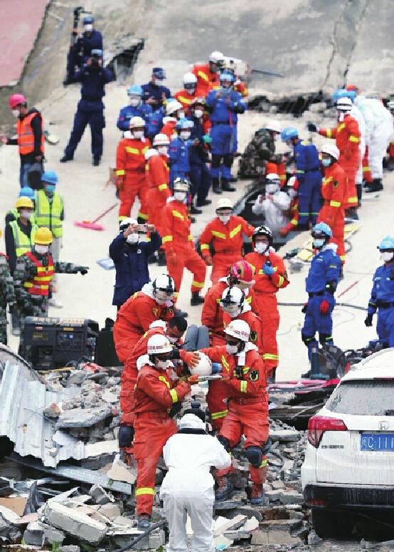 泉州酒店坍塌事故已救出49人 全国牵挂的12岁男孩的妈妈被救出来了