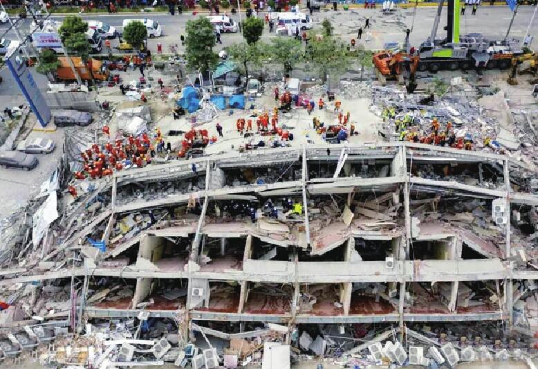 泉州酒店坍塌事故已救出49人 全国牵挂的12岁男孩的妈妈被救出来了