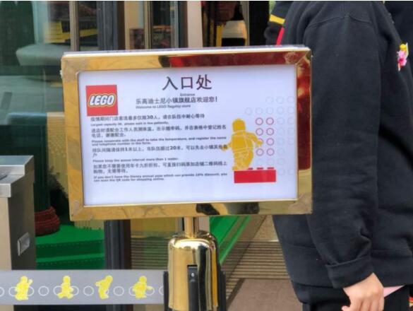 上海迪士尼小镇重开 游客全程佩戴口罩购物热情高 乐园仍关闭