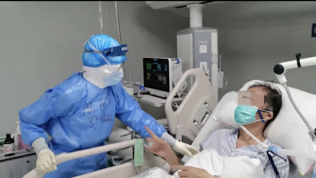 武汉战“疫”日记丨火线立功的主管护师：在这里，我们是踩着刀尖救人！