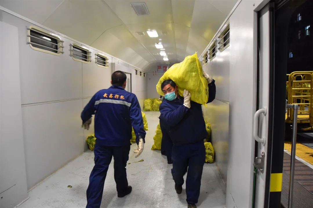 疫情之下的武昌站，有多忙？