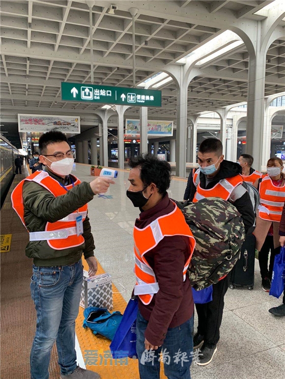 出发！复工复产农民工返济专列自重庆开往济南