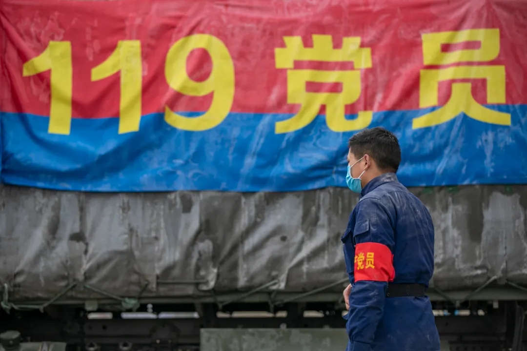 图片新闻丨湖北消防抗击疫情一线剪影