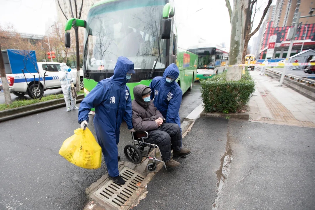 图片新闻丨湖北消防抗击疫情一线剪影