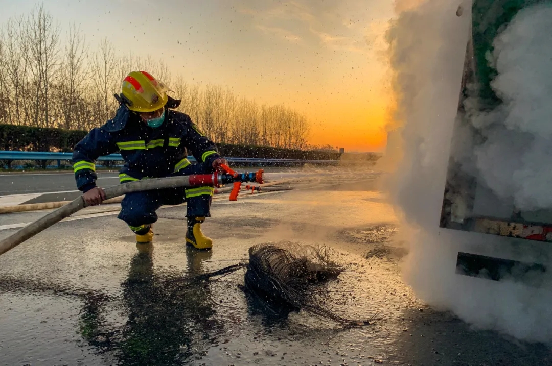 图片新闻丨湖北消防抗击疫情一线剪影