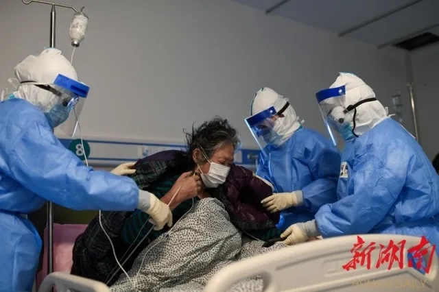 【你有多美】凌晨2点的ICU里，“8床奶奶”紧紧抱住了护士樊柯麟