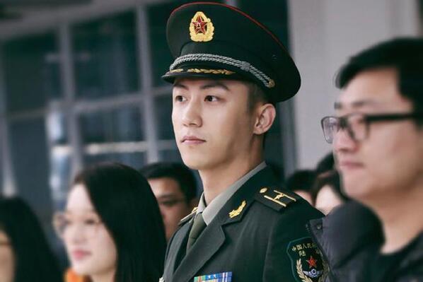 太A了！黄景瑜亲爱的戎装定妆照曝光，整体造型荷尔蒙爆棚