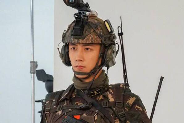 太A了！黄景瑜亲爱的戎装定妆照曝光，整体造型荷尔蒙爆棚