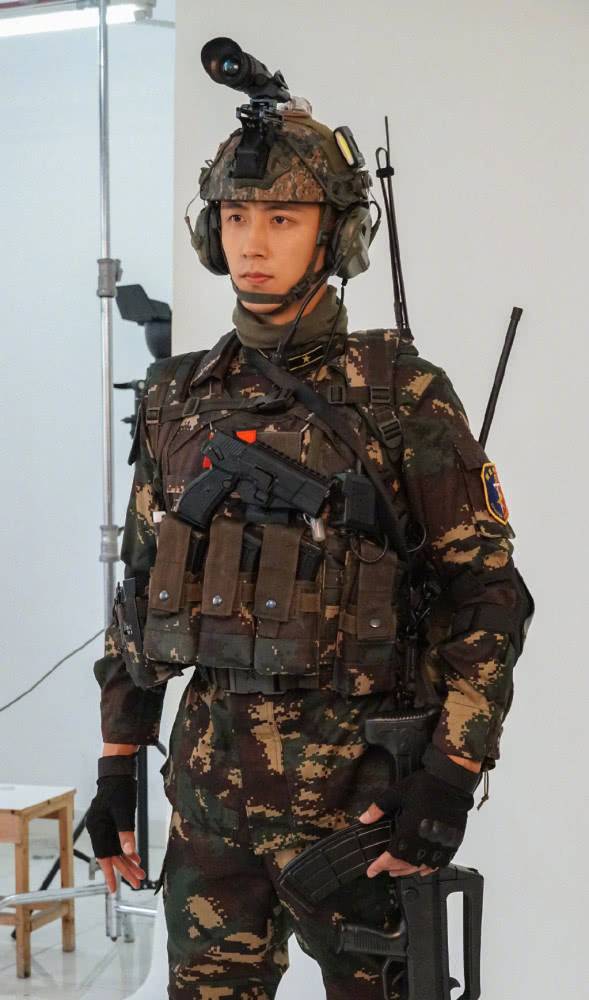 李沁太美了！黄景瑜亲爱的戎装定妆花絮照曝光 军人气质正气凛然
