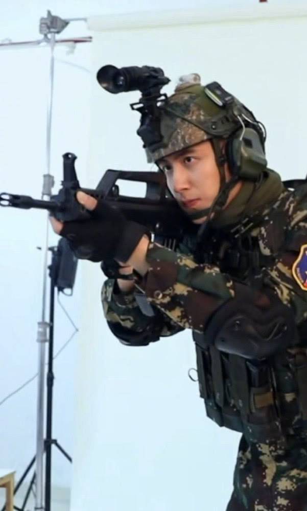 李沁太美了！黄景瑜亲爱的戎装定妆花絮照曝光 军人气质正气凛然