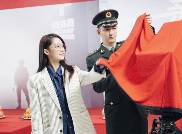 李沁太美了！黄景瑜亲爱的戎装定妆花絮照曝光 军人气质正气凛然