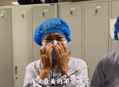 新闻中心 要闻 ></p></a>正文 不停给医护人员们鞠躬 出院的4位患者一起 写了