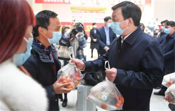 浙江绍兴迎来湖北省首次“点对点”护送务工人员返岗