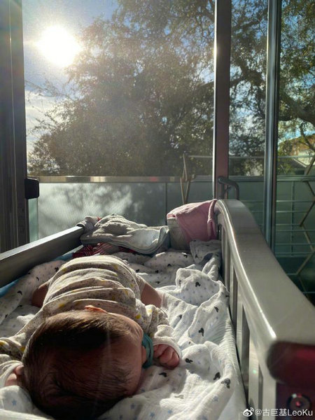 大手牵小手！古巨基晒婴儿照官宣当爸：会做个好丈夫好爸爸