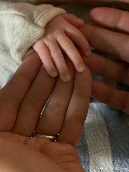 大手牵小手！古巨基晒婴儿照官宣当爸：会做个好丈夫好爸爸