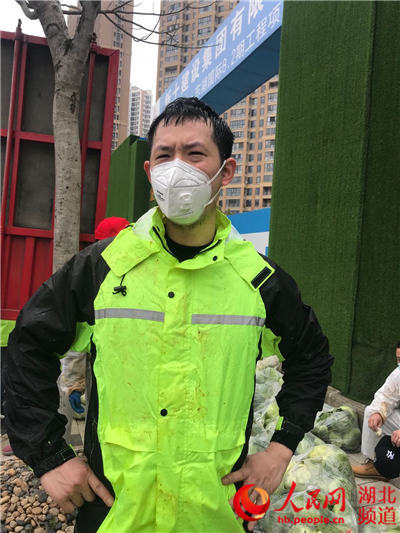 90后志愿者胡斯桓：和父母一起并肩战“疫”48天