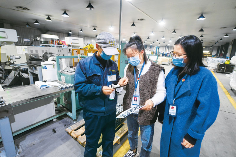 让党旗在疫情防控斗争第一线高高飘扬