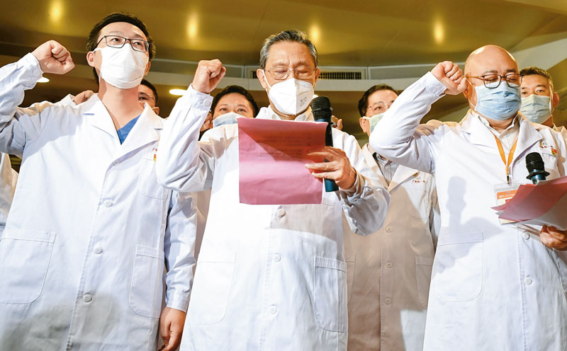 让党旗在疫情防控斗争第一线高高飘扬