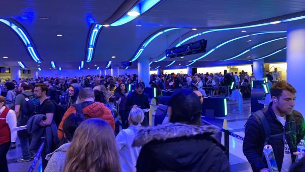 美国各地机场人挤人、一片混乱，旅客吐槽：这下没病也极可能感染上