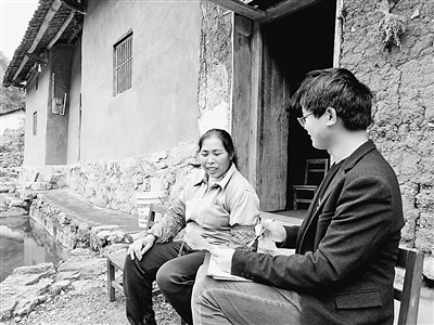 让桑果产业走出去：第一书记变身“网络主播”