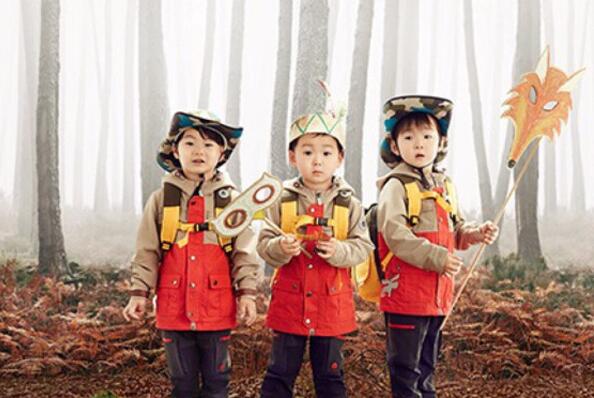 宋家三胞胎8岁庆生照曝光 表情逗趣十分可爱