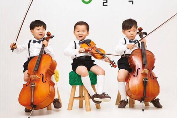 宋家三胞胎8岁庆生照曝光 表情逗趣十分可爱