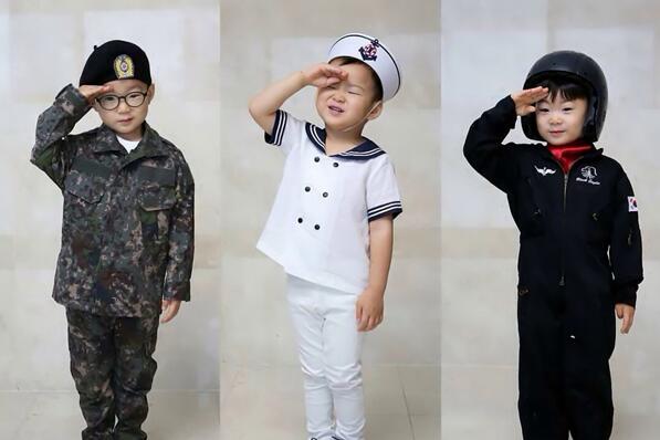 宋家三胞胎8岁庆生照曝光 表情逗趣十分可爱