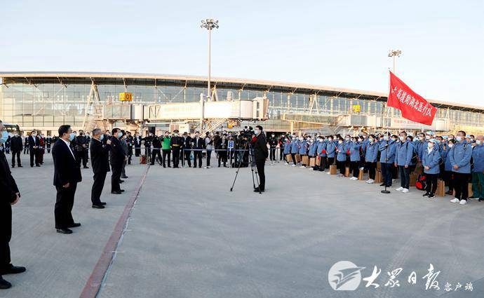 山东省援助湖北第一批返鲁人员凯旋 刘家义龚正到机场迎接