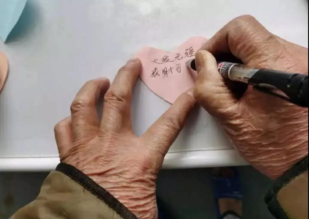 特殊时期，这些纸片记录着他们的感谢……