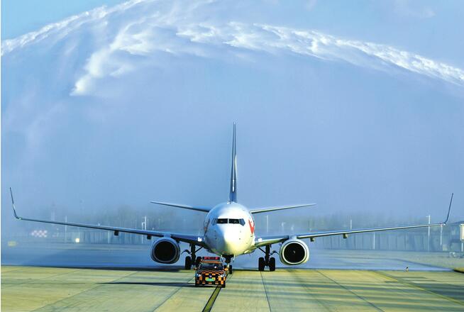 山东省援助湖北第一批返鲁人员凯旋 刘家义龚正到机场迎接