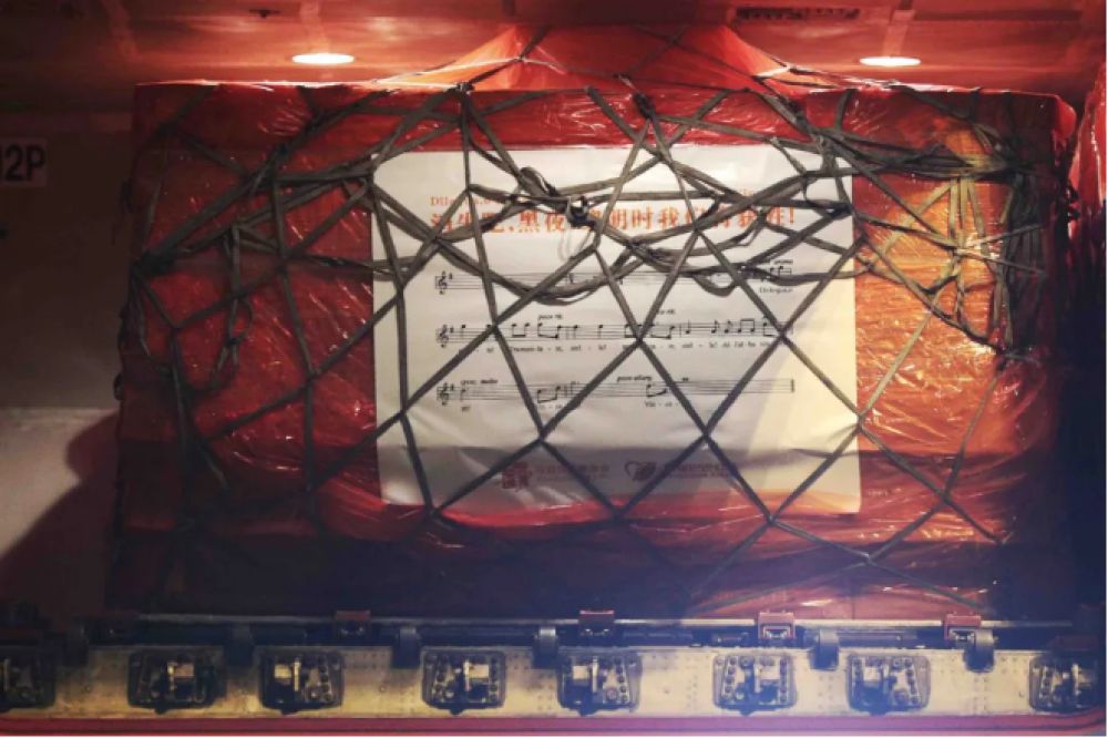 这些感人的话，印在了中国捐助欧洲的抗疫物资上