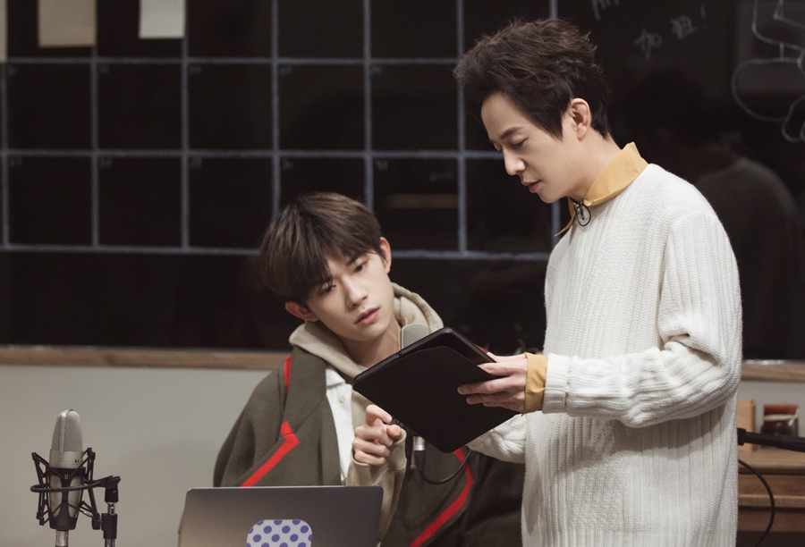 爱了爱了！易烊千玺输给了铅笔裤 何炅露发际线曝光太真实了