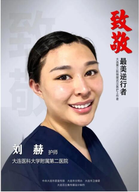 盯着LED大屏看孙女的两位老人,收到了一份礼物!