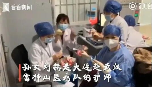 盯着LED大屏看孙女的两位老人,收到了一份礼物!
