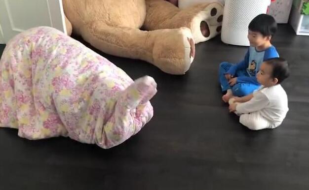 画风喜人！吴京cos恐龙给孩子看 谢楠：我快阻止不了全武行了