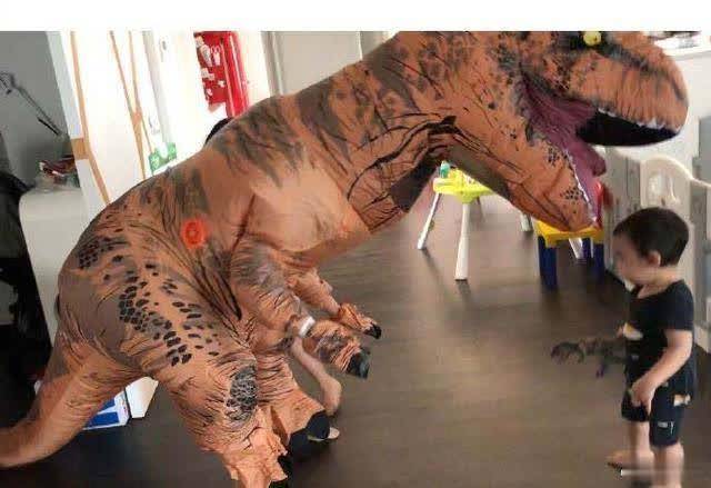 画风喜人！吴京cos恐龙给孩子看 谢楠：我快阻止不了全武行了