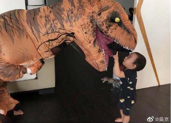 放飞自我！吴京cos恐龙 爸爸带娃的画风原来是这样的？