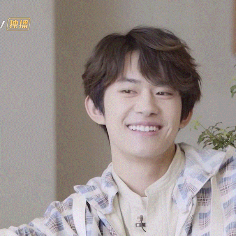 笑cry!易烊千玺胖了十斤 受到惊吓表情呆萌可爱