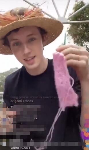 贤惠我戳爷!戳爷直播织毛衣是怎么回事?捕捉手工达人一枚