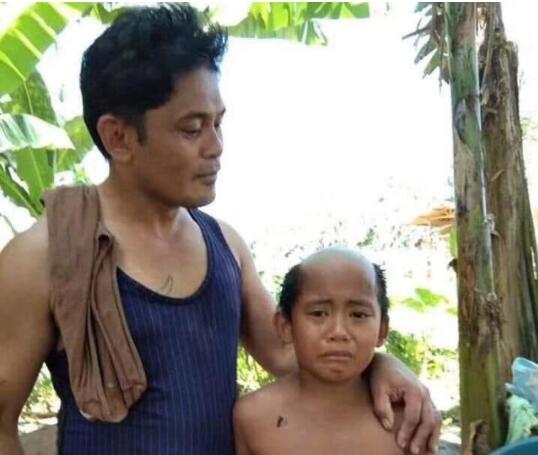 小朋友你是否有很多问号？泰国父亲为儿子剪防疫发型 看这委屈的表情