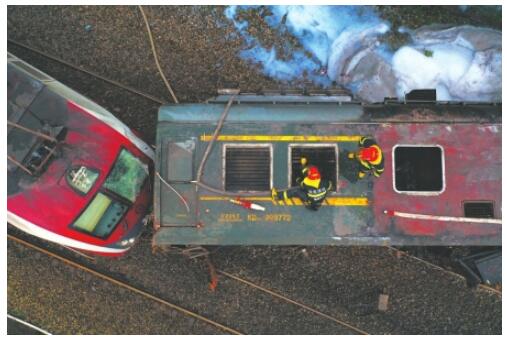 各方关注！火车侧翻起火事故原因调查 泥石流山体滑坡 火车撞上塌方体