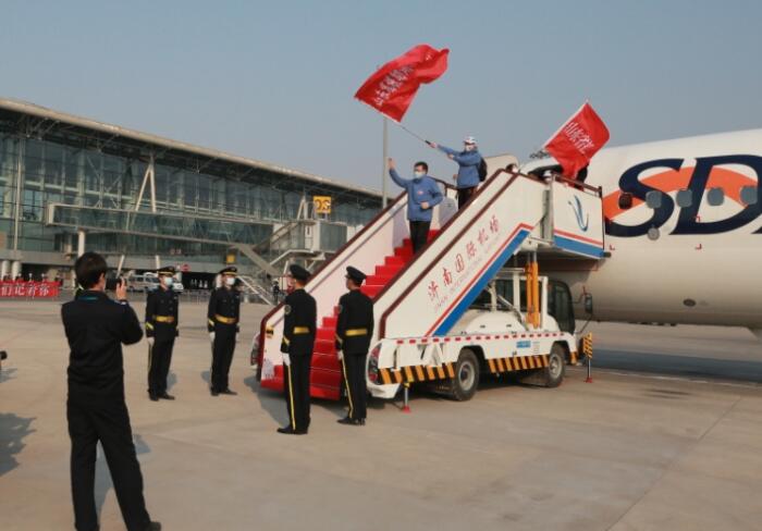 山东第五批返鲁医疗队员抵达济南遥墙机场