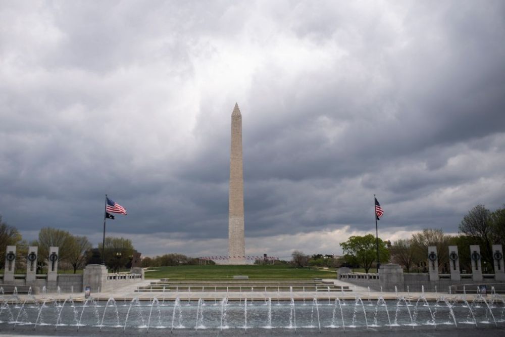 美国抗疫面临双重考验