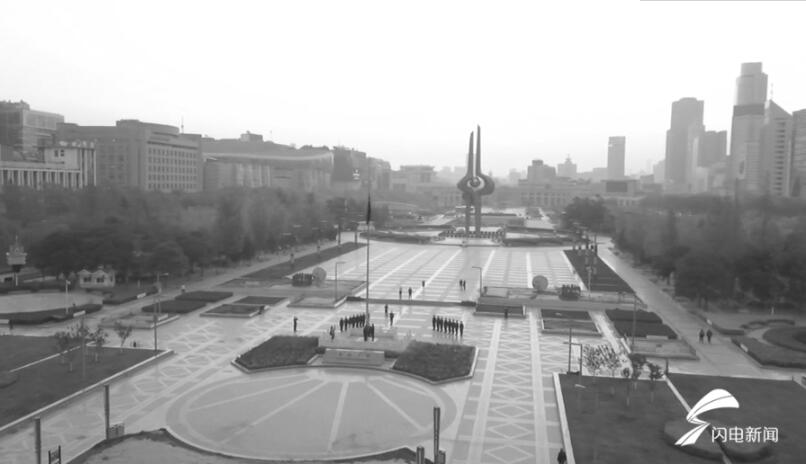 与第一缕晨光一起，将过去久久铭记！山东多处地标降半旗致哀