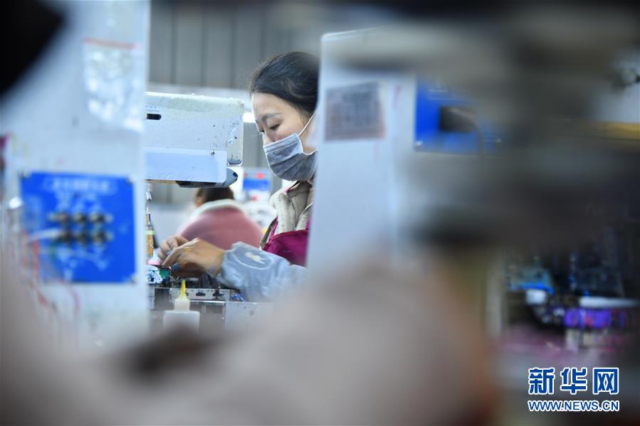 湖北恩施：“扶贫工厂”复工就业忙