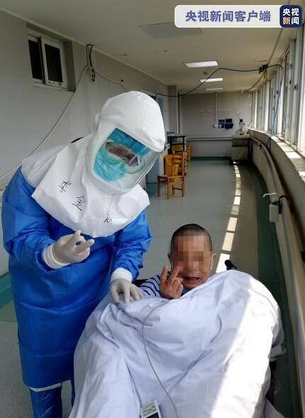 救治难度“四星半”的85岁余奶奶从武汉金银潭医院治愈出院