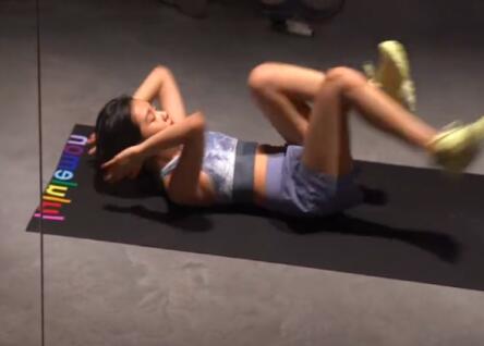 火辣！孙莉晒女儿多多健身视频：手臂肌肉紧实 身材健美