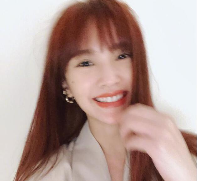 杨丞琳晒自拍开心到模糊 网友：像极了放学/下班的我!